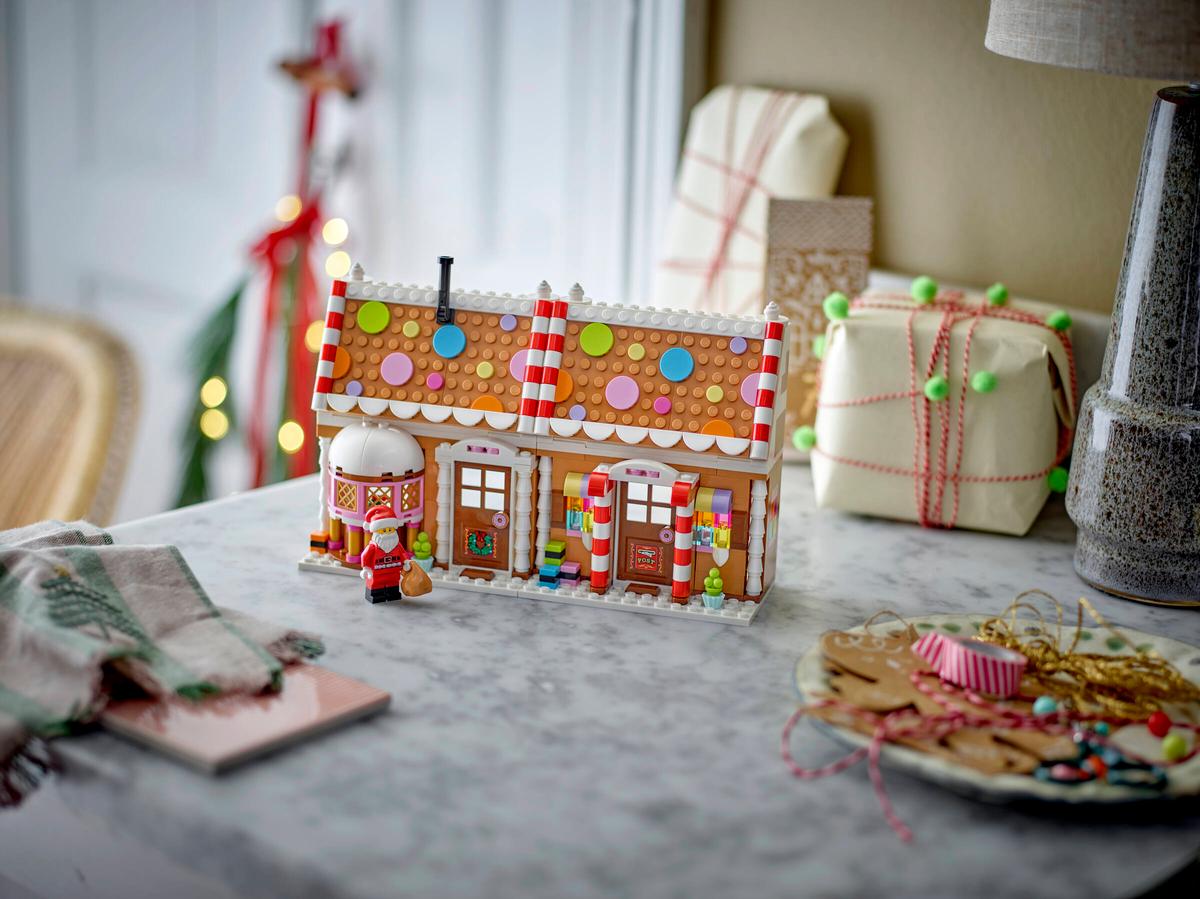 LEGO Festive Gingerbread House Building Set 40809