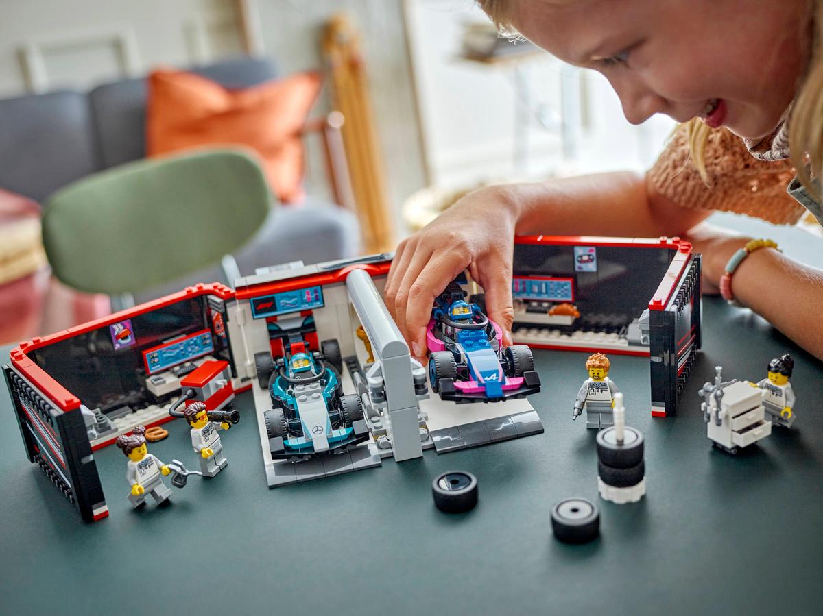 LEGO City F1 Garage & Mercedes-AMG & Alpine Cars 60444