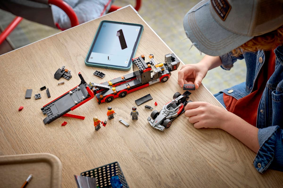 LEGO City F1 Display Truck with Audi F1 Race Car 60493