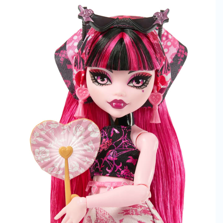 Monster High Skulltimate Secrets Gore-Geous Oasis Draculawa